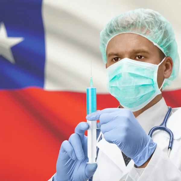 Médico con jeringa en las manos y de la serie bandera - Chile — Foto de Stock