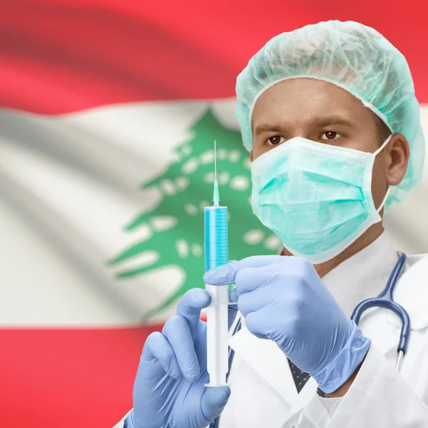 Доктор с шприц в руках и флаг серии - Ливан — стоковое фото