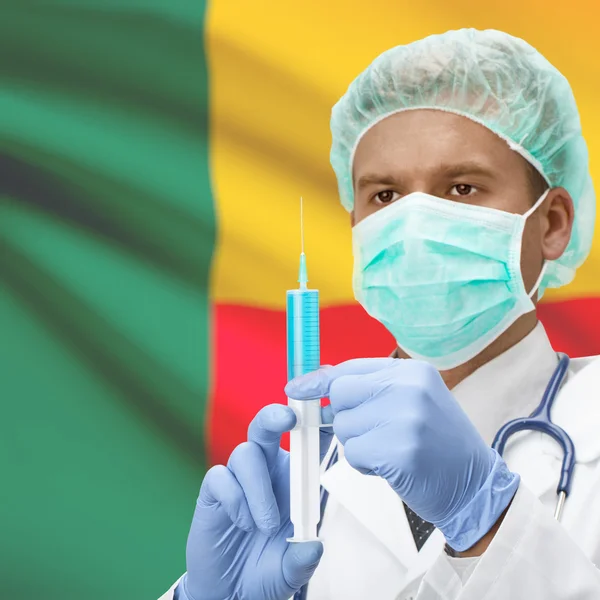 Médico com uma seringa nas mãos e bandeira série - Benin — Fotografia de Stock