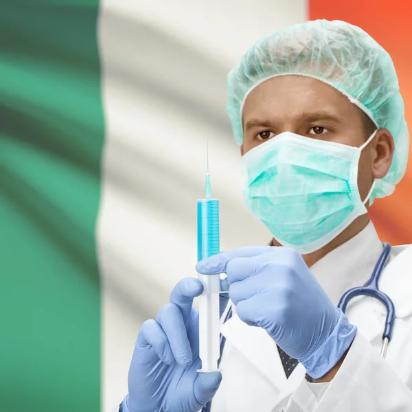 Médecin avec une seringue dans les mains et la série des drapeaux - Irlande — Photo