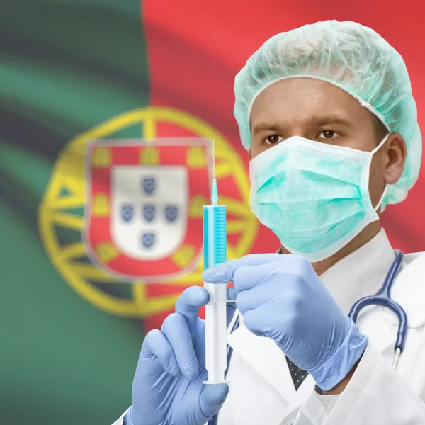 Medico con la siringa in mano e bandiere - Portogallo — Foto Stock