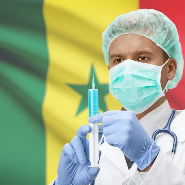 Medico con la siringa in mano e bandiere - Senegal — Foto Stock