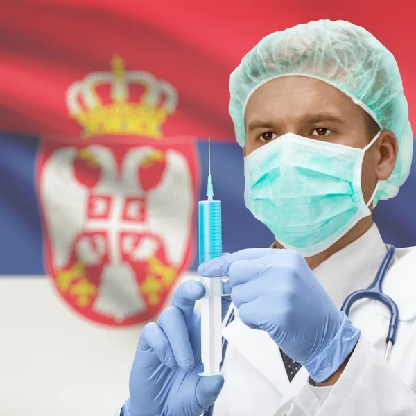Medico con la siringa in mano e bandiere - Serbia — Foto Stock