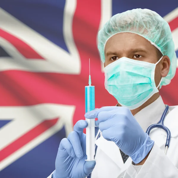 Lekarz z strzykawka w ręce i flaga serii - Wielka Brytania — Zdjęcie stockowe