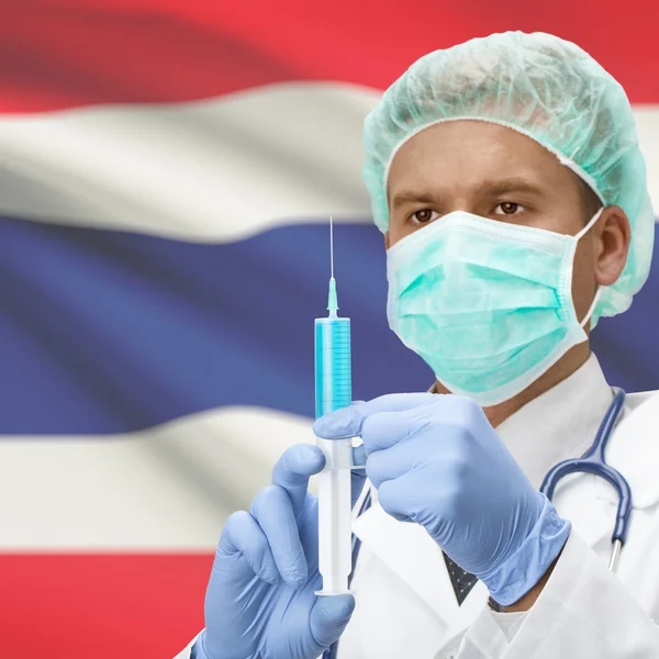 Médico con jeringa en las manos y la bandera de la serie - Tailandia — Foto de Stock