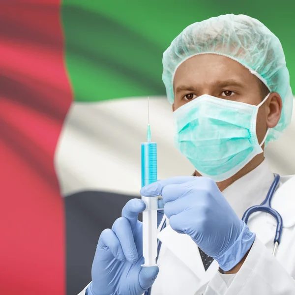 手とフラグ シリーズ - アラブ首長国連邦で注射器を持つ医師 — ストック写真