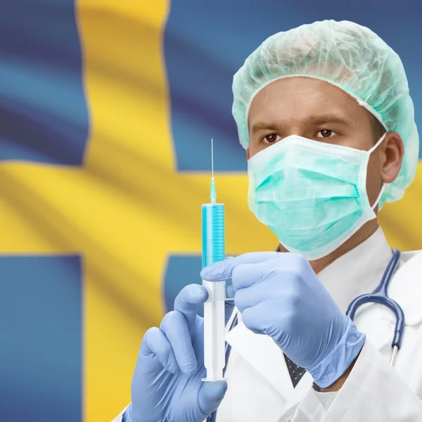 Médico con jeringa en las manos y la bandera de la serie - Suecia — Foto de Stock