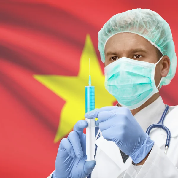 Medico con la siringa in mano e bandiere - Vietnam — Foto Stock