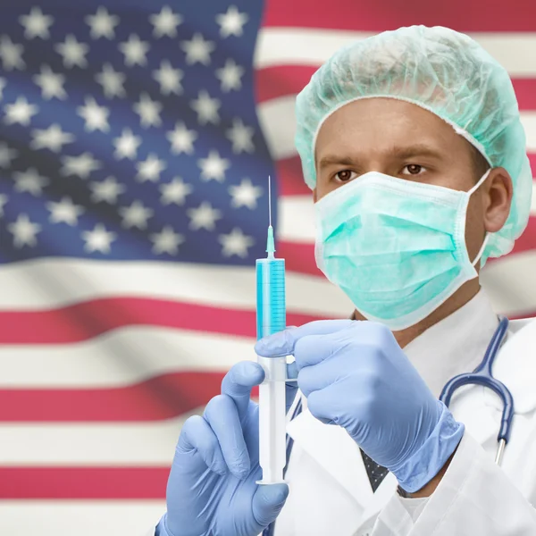 Доктор с шприц в руках и флаг серии - Соединенные Штаты Америки — стоковое фото