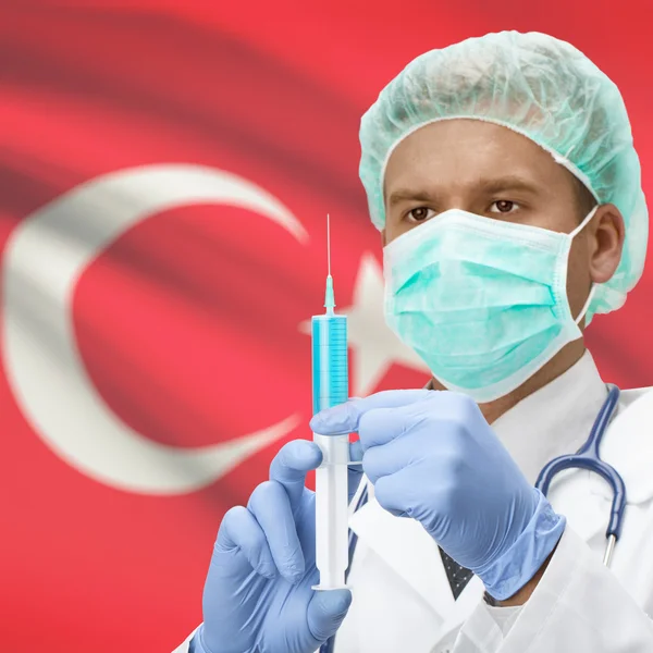 Medico con la siringa in mano e bandiere - Turchia — Foto Stock