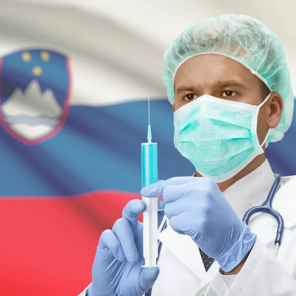 Médecin avec une seringue dans les mains et la série des drapeaux - Slovénie — Photo