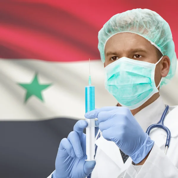 Médico con jeringa en las manos y la bandera de la serie - Siria —  Fotos de Stock