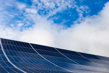 Arkaplanda gökyüzü olan güneş paneli