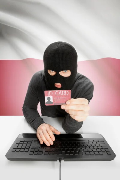 Arka planda bayrağı olan bir bilgisayar korsanı kimlik kartını elinde tutuyor - Polonya — Stok fotoğraf