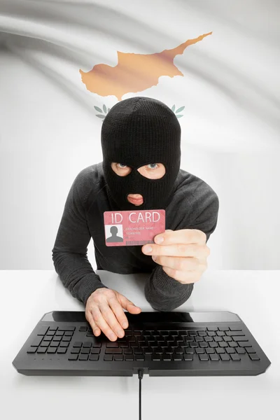 Hacker con bandera en el fondo con tarjeta de identificación en la mano - Chipre —  Fotos de Stock