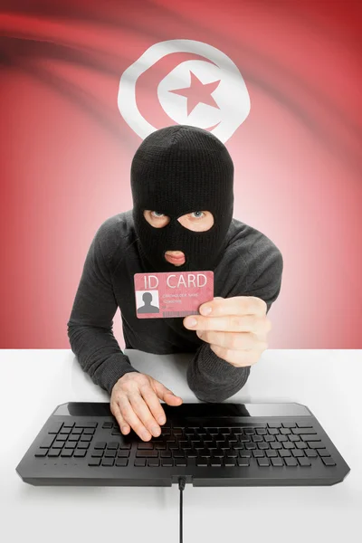 신분증을 들고 있는 깃발을 배경으로 하는 해커 - 튀니지 — 스톡 사진