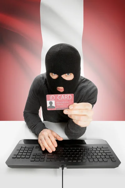 Hacker con bandera en el fondo con tarjeta de identificación en la mano - Perú — Foto de Stock
