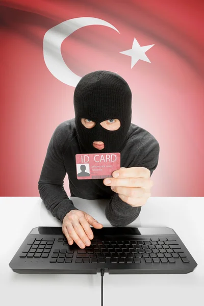 신분증을 들고 있는 깃발을 배경으로 하는 해커 - 터키 — 스톡 사진