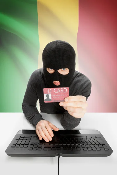 Hacker con bandera en el fondo con tarjeta de identificación en la mano - Malí —  Fotos de Stock