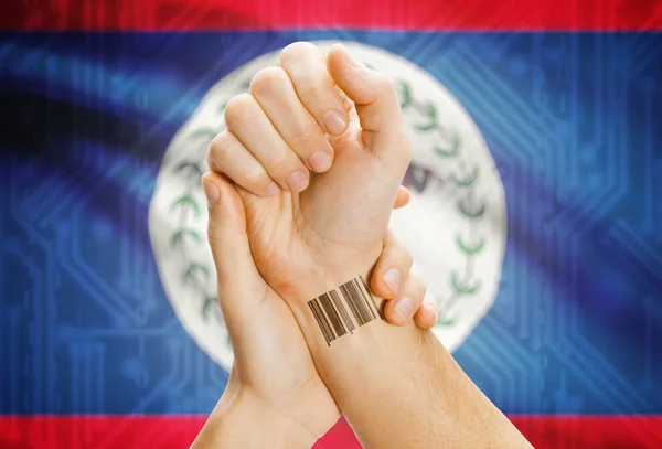 Barcode-ID-Nummer auf Handgelenk und Nationalflagge auf den Hintergrund - Belize — Stockfoto