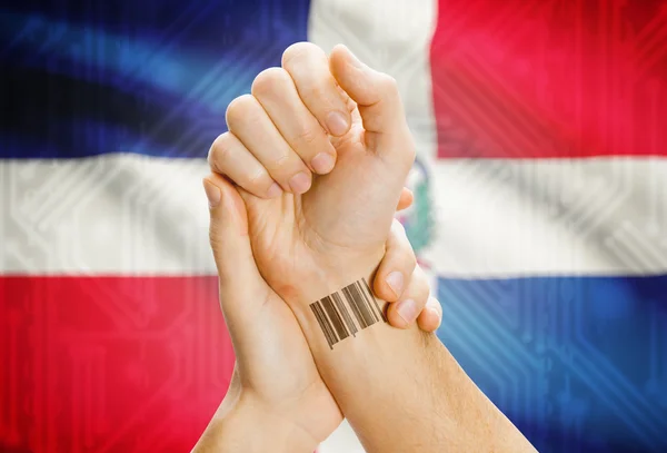 Barcode ID number on wrist and national flag on background - Dominican Republic — Fotografia de Stock