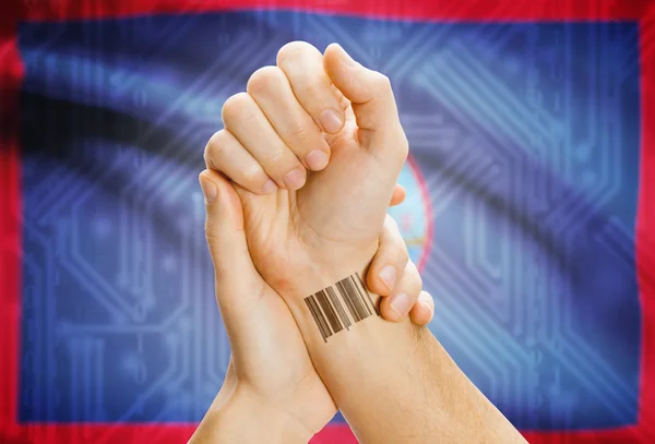 Идентификационный номер штрих-кода на запястье и национальный флаг на фоне - Гуам — стоковое фото
