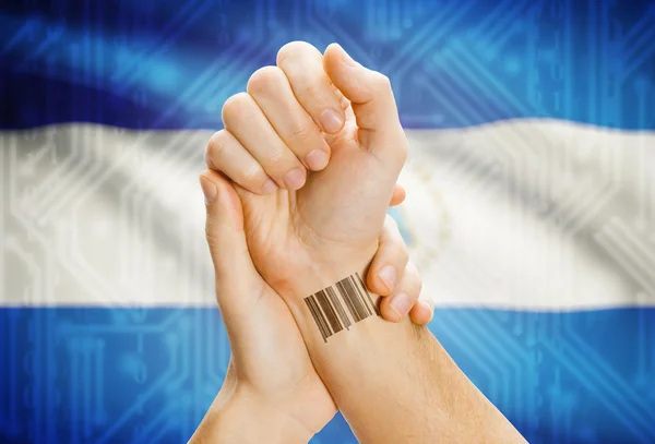 Barcode-ID-Nummer auf Handgelenk und Nationalflagge auf den Hintergrund - Nicaragua — Stockfoto