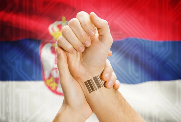 Barcode-ID-Nummer auf Handgelenk und Nationalflagge auf den Hintergrund - Serbien — Stockfoto