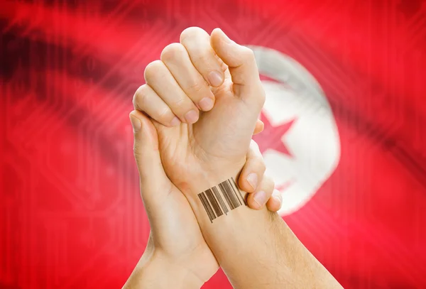 Numero di codice a barre identificativo sul polso e bandiera nazionale su priorità bassa - Tunisia — Foto Stock