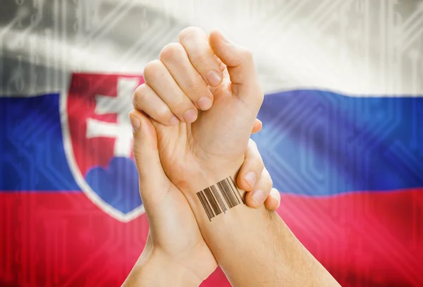 Barcode-Id-Nummer am Handgelenk und Nationalflagge auf Hintergrund - Slowakei — Stockfoto