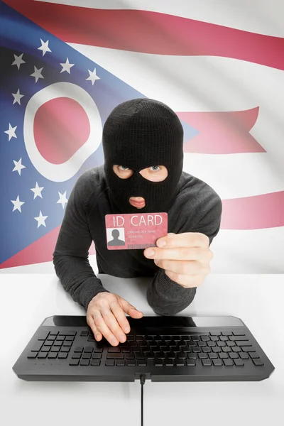 Hacker avec Usa affirme drapeau sur fond et carte d'identité à la main - Ohio — Photo