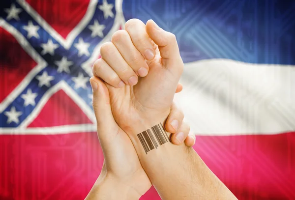 Numéro Barcode Id sur le poignet et Usa Etats drapeaux sur fond - Mississippi — Photo