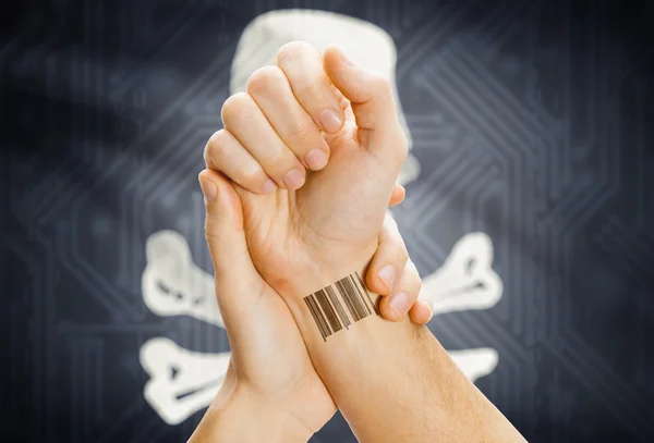 Identificación de código de barras de mano y la bandera de Jolly Roger en el fondo - símbolo de la piratería —  Fotos de Stock