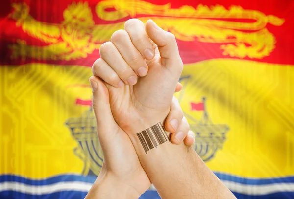 Barcode ID-nummer på handleden med kanadensiska provinsen flagga på bakgrund - New Brunswick — Stockfoto