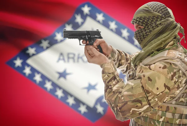 Male in muslimischen Keffijeh mit Pistole in der Hand und Flagge auf Hintergrund - Arkansas — Stockfoto