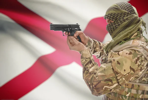 Male in muslim keffiyeh with gun in hand and flag on background - Alabama — Stock fotografie