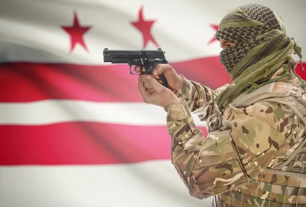 Male in muslim keffiyeh with gun in hand and flag on background - District of Columbia — Stok fotoğraf
