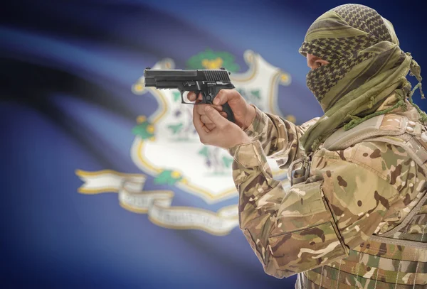 Male in muslimischen Keffijeh mit Pistole in der Hand und Flagge auf Hintergrund - Connecticut — Stockfoto