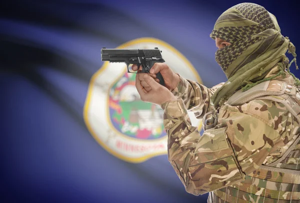 Мужчина в мусульманскую куфия с пистолетом в руке и флагом на заднем плане - Миннесота — стоковое фото