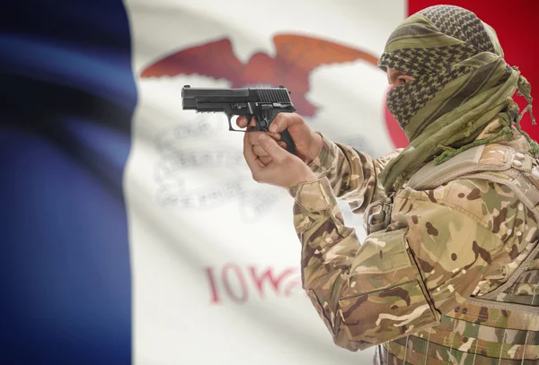 Male in muslim keffiyeh with gun in hand and flag on background - Iowa — стокове фото