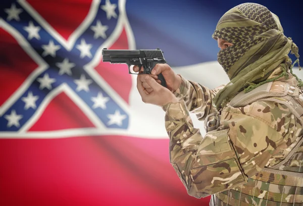 Bărbat în keffiyeh musulman cu arma în mână și steag pe fundal Mississippi — Fotografie, imagine de stoc