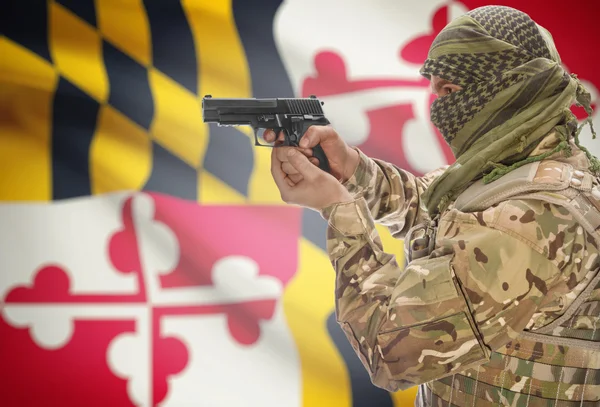 Bărbat în keffiyeh musulman cu arma în mână și steag pe fundal - Maryland — Fotografie, imagine de stoc