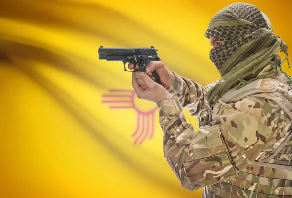 Male in muslim keffiyeh with gun in hand and flag on background - New Mexico — Stok fotoğraf