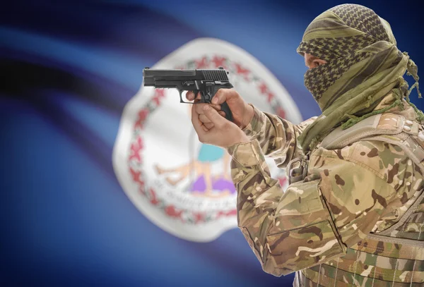 Male in muslim keffiyeh with gun in hand and flag on background - Virginia — Stock Photo, Image