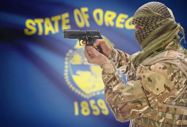 Bărbat în keffiyeh musulman cu arma în mână și steag pe fundal - Oregon — Fotografie, imagine de stoc