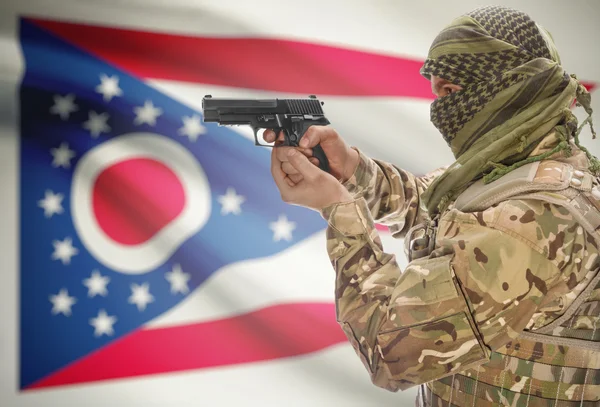 Male in muslim keffiyeh with gun in hand and flag on background - Ohio — Stok fotoğraf