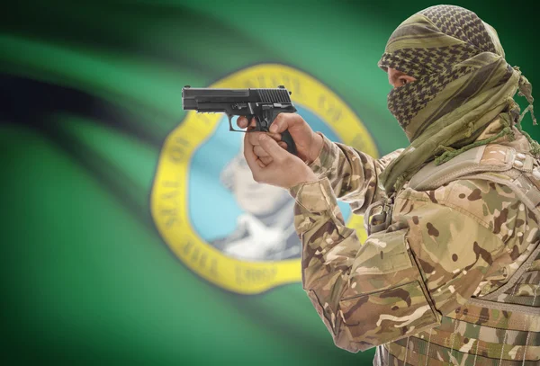 Мужчина в мусульманскую куфия с пистолетом в руке и флагом на фоне - Вашингтон — стоковое фото