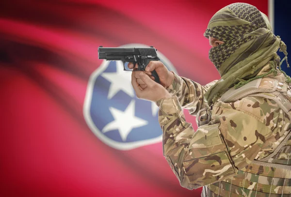 Male in muslimischen Keffijeh mit Pistole in der Hand und Flagge auf Hintergrund - Tennessee — Stockfoto