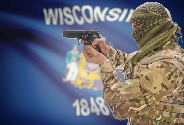 Bărbat în keffiyeh musulman cu arma în mână și steag pe fundal Wisconsin — Fotografie, imagine de stoc
