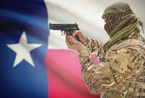 Male in muslim keffiyeh with gun in hand and flag on background - Texas — Stok Foto